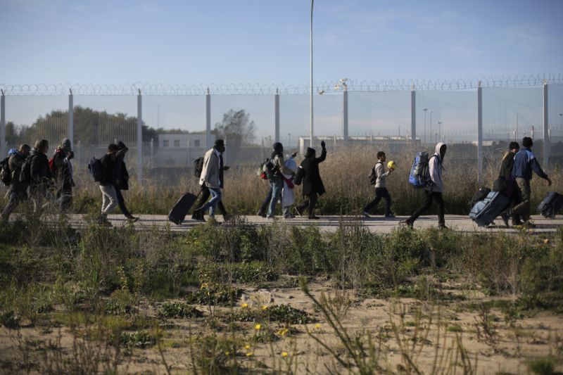 Přesun migrantů z tábořiště nedaleko francouzského města Calais.