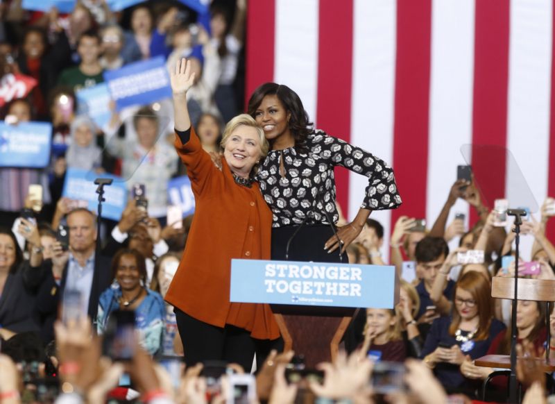Demokratická kandidátka na post prezidenta Hillary Clintonová (vlevo) na snímku s první dámou USA Michelle Obamovou.