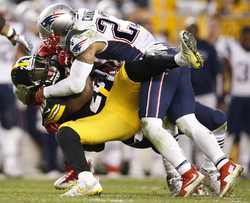 Hráč týmu New England Patriots Jamajčan Patrick Chung (vpravo).