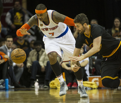 Americký basketbalista New Yorku Knicks Carmelo Anthony (vlevo).