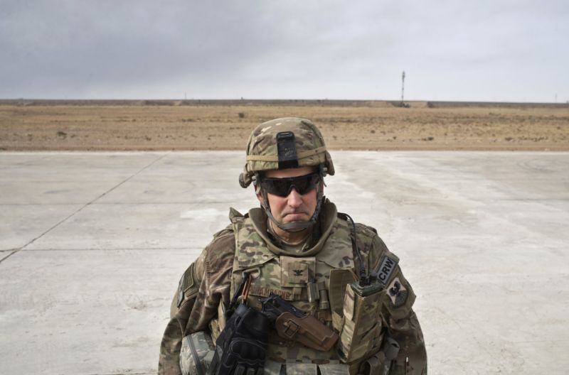 Velitel 821. pohotovostní skupiny US Air Force na letecké základně asi 50 km jižně od města Mosul.