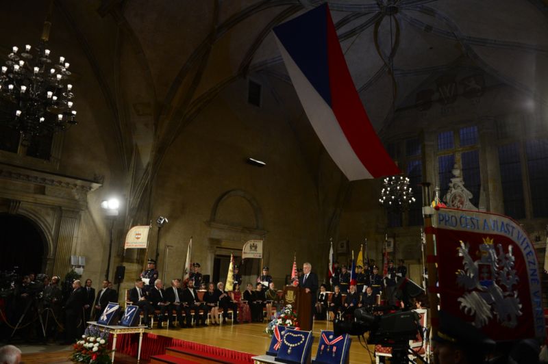Slavnostní ceremoniál k 28. říjnu. Za pultem prezident Miloš Zeman.