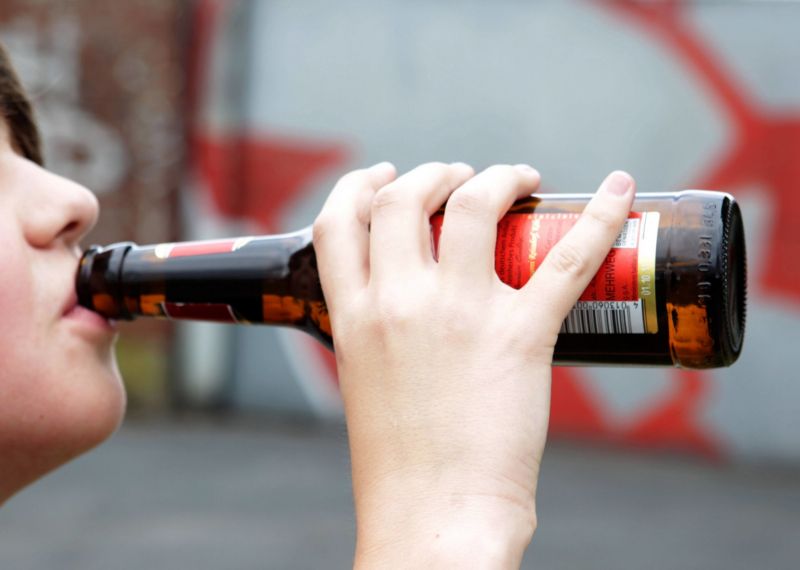 Pití alkoholu u nezletilých (ilustrační foto).