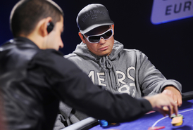 Sluneční brýle, kšiltovky a kapuce neodmyslitelně k pokeru patří.