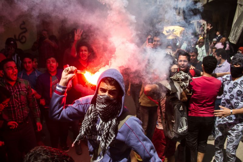 Demonstrace mladých stoupenců Muslimského bratrstva v egyptském hlavním městě Káhira v roce 2015.