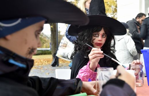 Pro rodiny s dětmi byla připravena strašidelná stezka s úkoly, dlabání halloweenských dýní, výroba dýňových lampiček, malování na obličej i strašidelná diskotéka.