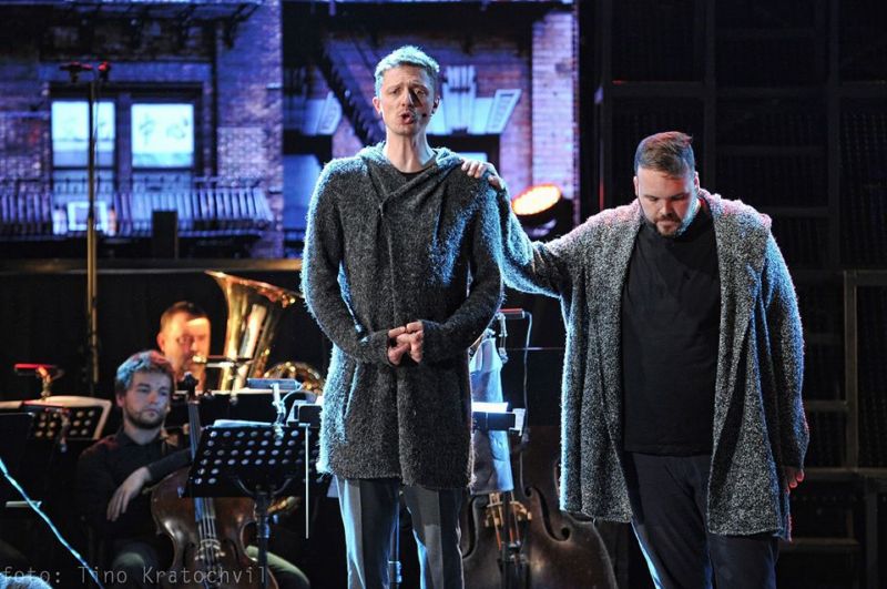 Ondřej Ruml (uprostřed) na snímku z nového nastudování Mše (Mass) Leonarda Bernsteina, které vzniklo na počest 45. výročí prvního uvedení Mše v roce 1971.