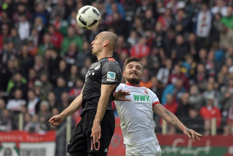 Nizozemský fotbalista Arjen Robben (vlevo).