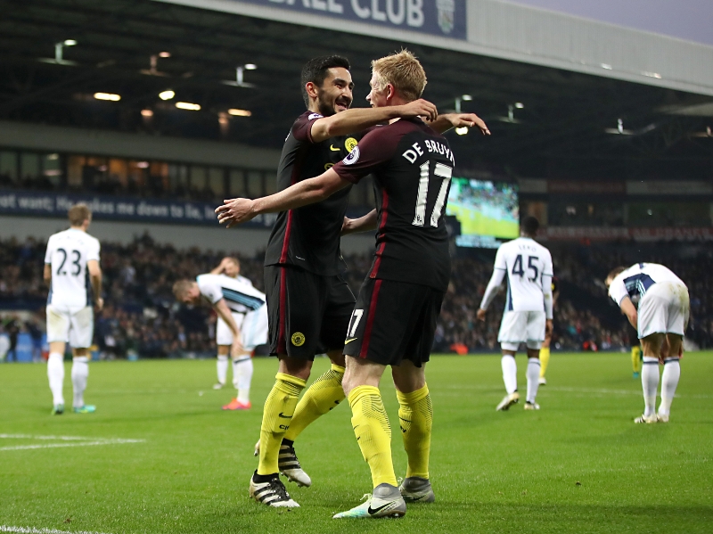Turecký fotbalista Ilkay Gündogan se raduje ze vstřelené branky (vlevo).