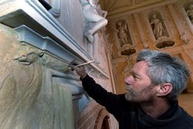 Rytířský sál na zámku Červený hrádek se poprvé od stavby objektu před 400 lety celý opravuje. Na snímku je restaurátor a sochař Jaroslav Jelínek.