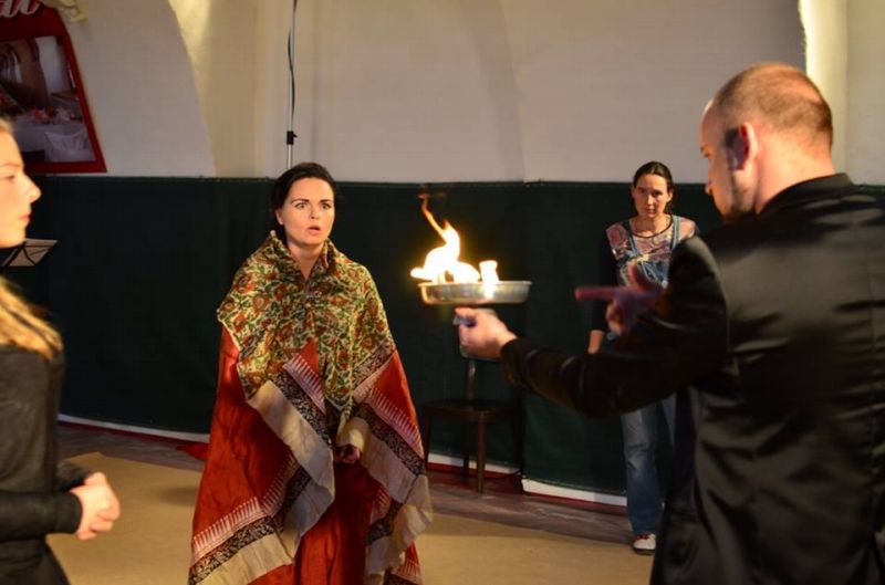 Komorní celovečerní opera Ondřeje Kyase na libreto Pavla Drábka s názvem Čaroděj a jeho sluha je napsaná na míru třem protagonistům vstupujícím do několika rolí. Vystupují Lucie Kašpárková, Jan Šťáva a Ondřej Koplík.