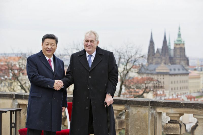Prezident Miloš Zeman (vpravo) se v Praze setkal se svým čínským protějškem Si Ťin-pchingem (vlevo). Snímek z terasy Strahovského kláštera.