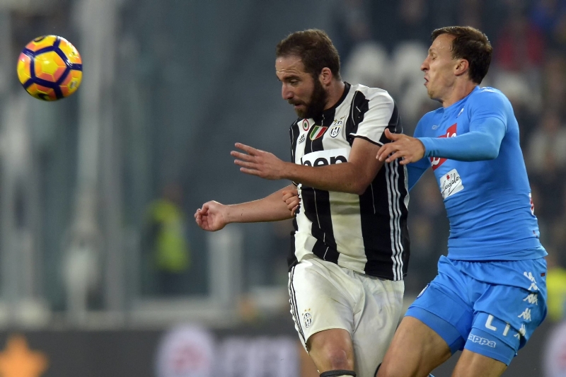 Argentinský fotbalista Gonzalo Higuaín (vlevo).