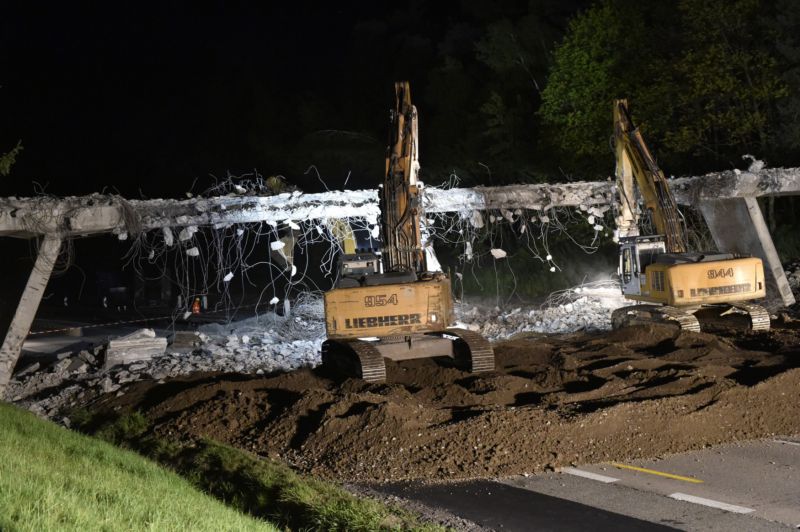 Demolice mostu vedoucího přes dálnici D1. Demolice mostu vedoucího přes dálnici D1.