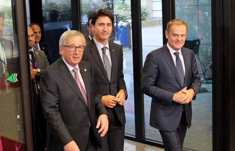 Kanadský premiér Justin Trudeau (uprostřed).