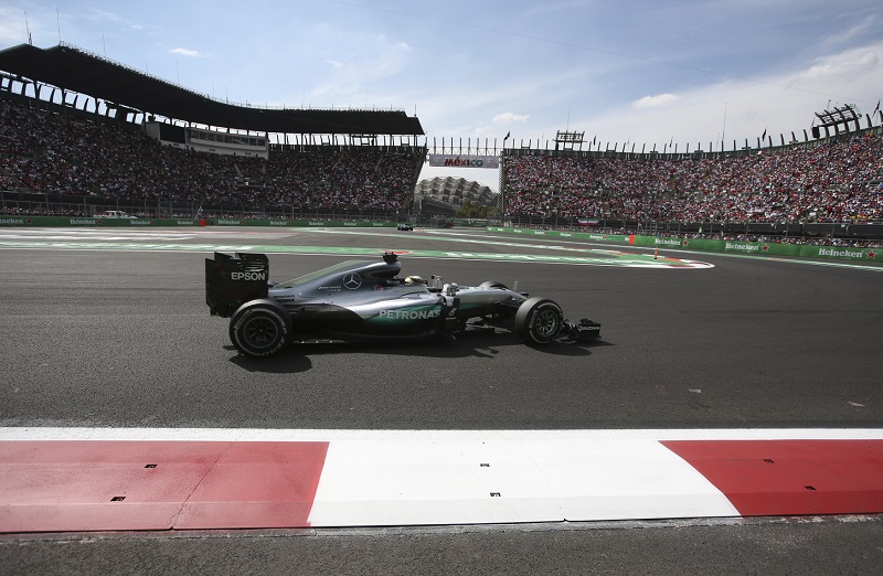 Lewis Hamilton odložil oslavy týmového kolegy