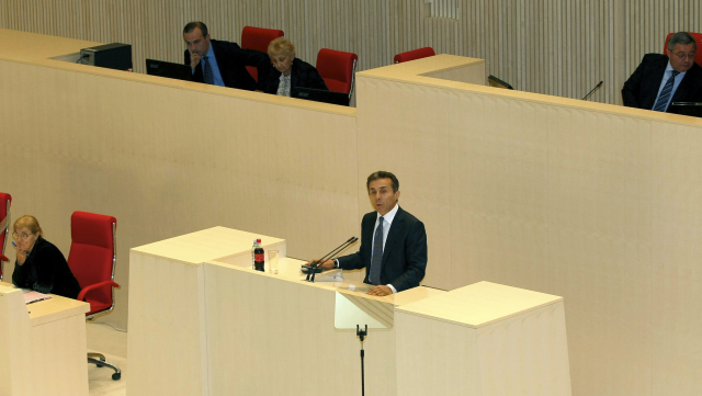 Miliardář Bidzina Ivanišvili v parlamentu. Miliardář Bidzina Ivanišvili v parlamentu.