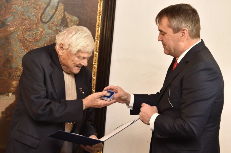 Primátor Brna Petr Vokřál předává Jiřímu Bradymu medaili a pamětní list. Primátor Brna Petr Vokřál předává Jiřímu Bradymu medaili a pamětní list.