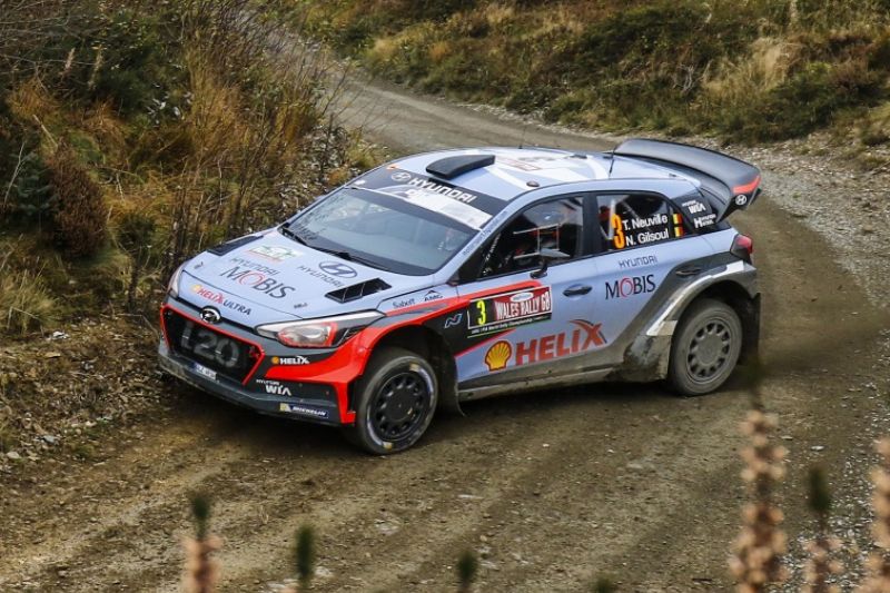 Thierry Neuville na trati rally ve Velké Británii.