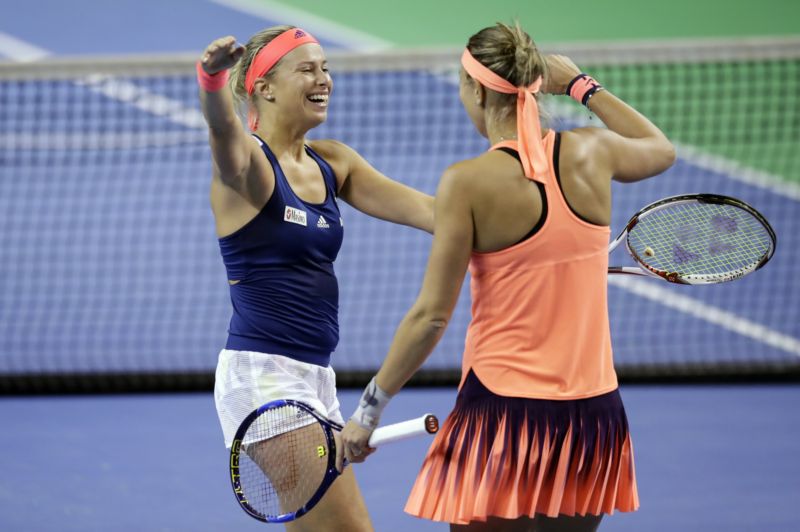 Andrea Hlaváčková (vlevo) a Lucie Hradecká na Turnaji mistryň.
