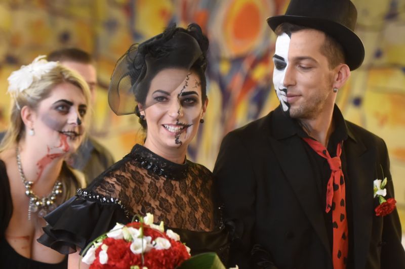 Nevěsta šla k oltáři v černém, ženich v masce Draculy.