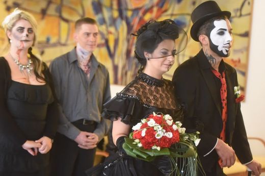 Na svatbě byli přítomni jen přátelé novomanželů.