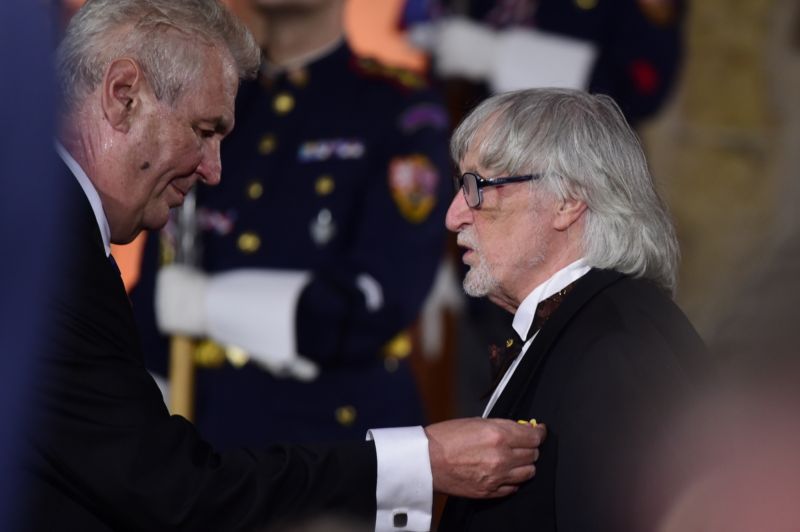 Prezident Miloš Zeman uděluje státní vyznamenání Juraji Jakubiskovi.