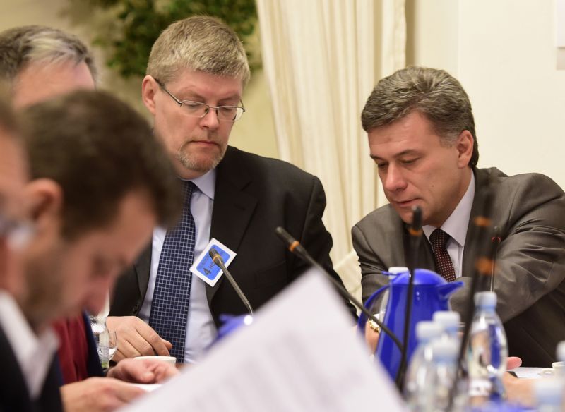 Schůze sněmovní vyšetřovací komise k reorganizaci policejních útvarů. Tomáš Uličný a předseda komise Pavel Blažek (vpravo).