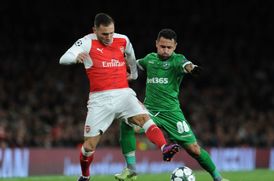 Arsenal vyběhne na trávník proti Basileji.