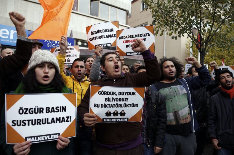 Demonstrace v Turecku na podporu zadržených novinářů.