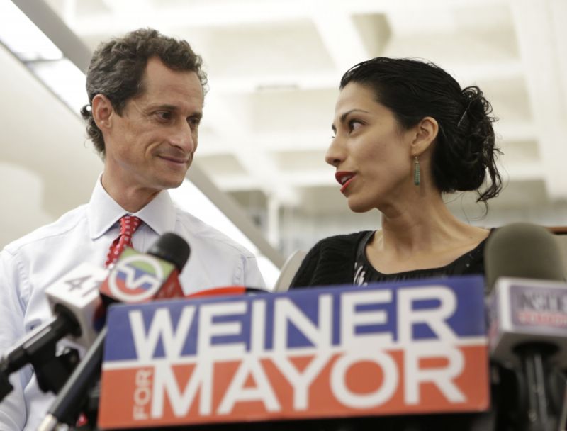 Anthony Weiner a Huma Abedinová.