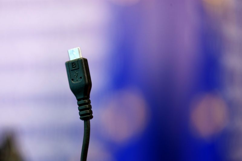 Telefonní nabíječka (ilustrační foto).