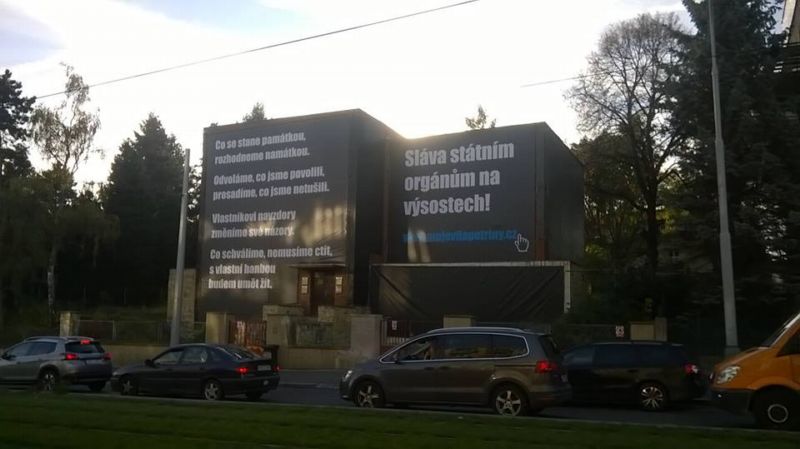 Funkcionalistická vila na pražských Petřinách pokrytá obří černou plachtou.