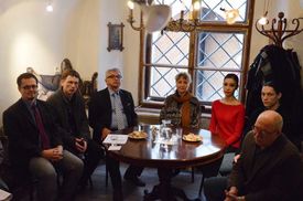 Na snímku zleva dramaturg baletu Don Quijote Tomáš Lehotský, dirigent Tomáš Hanák, umělecký šéf baletu MDO Robert Balogh, režisérka Hana Vláčilová, baletní sólisté Yui Kyotani a Ivo Jambor, ředitel MDO Pavel Hekela.