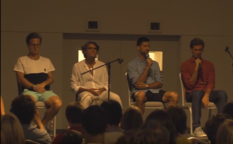 Srbský tenista Novak Djokovič na spirituálním sezení.