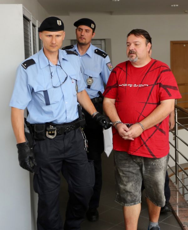 Obviněný Daneš Zátorský (vpravo) byl propuštěn z vazby na kauci osm milionů.