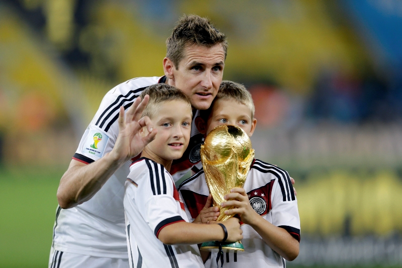 Německý útočník Miroslav Klose v osmatřiceti letech ukončil profesionální kariéru. 