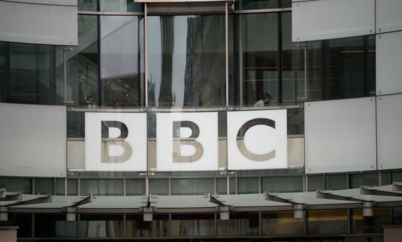 Před osmdesáti lety zahájila BBC v Londýně pravidelné televizní vysílání. Na snímku budova BBC.
