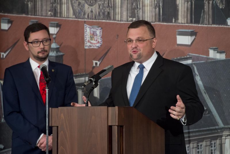 Mluvčí prezidenta Miloše Zemana Jiří Ovčáček (vlevo) a ředitel hradního protokolu Jindřich Forejt. Mluvčí prezidenta Miloše Zemana Jiří Ovčáček (vlevo) a ředitel hradního protokolu Jindřich Forejt.