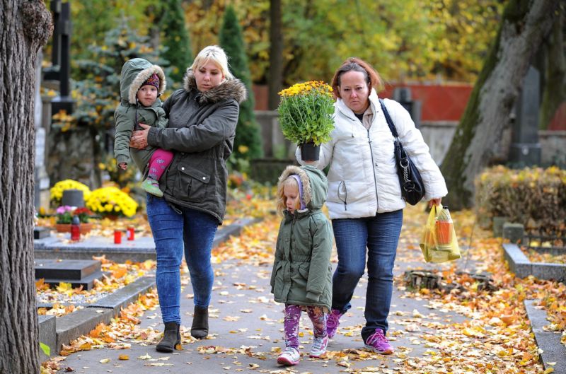 V tyto dny lidé častěji než jindy navštěvují hřbitovy. V tyto dny lidé častěji než jindy navštěvují hřbitovy.