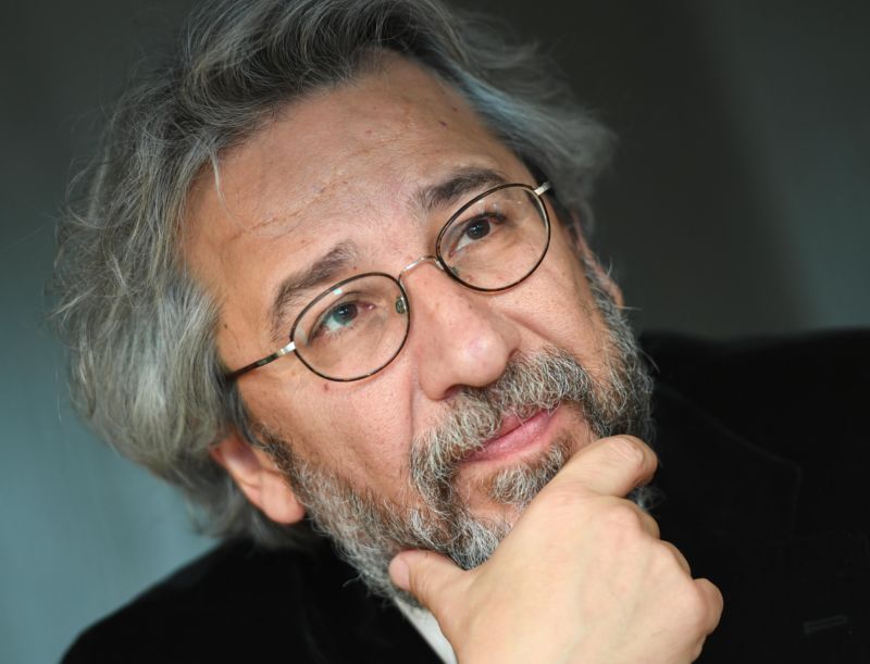 Bývalý šéfredaktor listu Can Dündar žije v exilu v Německu.