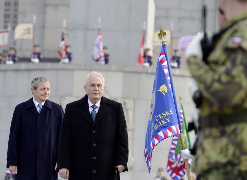 Ministr obrany Martin Stropnický (vlevo) a prezident Miloš Zeman.