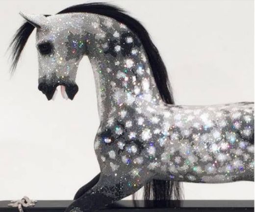 Houpací koník je osázen 82 tisíci krystaly Swarovski.