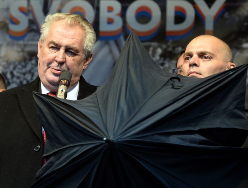 Miloš Zeman 17. listopadu na pražském Albertově čelil házení vajec ze strany svých odpůrců.