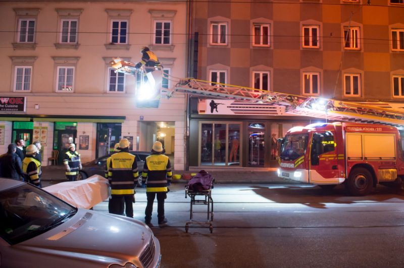 Oheň se podle hasičů po budově rozšířil ve dvě hodiny v noci z matrace zapálené na schodišti ve třetím patře.