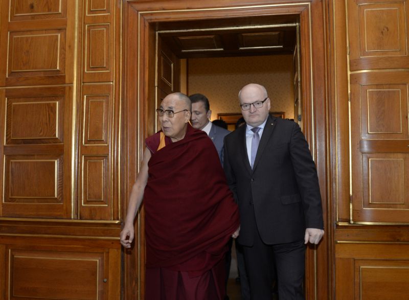 Dalajlama s ministrem kultury Danielem Hermanem.