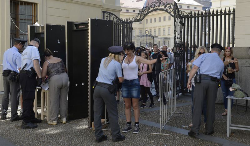 Bezpečnostní kontroly na Pražském hradě.