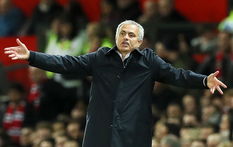 José Mourinho zápas se Swansea protrpí na tribuně