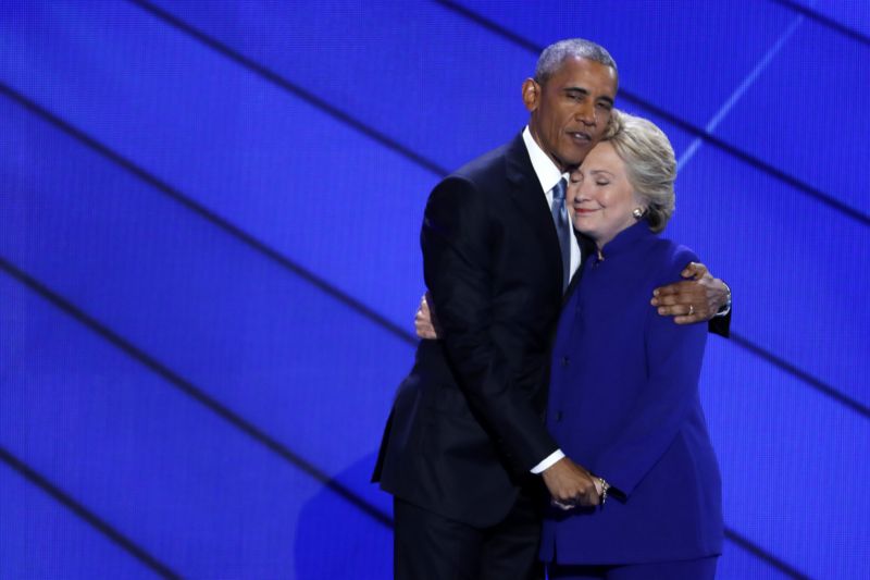 Za Clintonovou již naplno bojuje i Barack Obama, který k demokratické kandidátce neskrývá své sympatie.