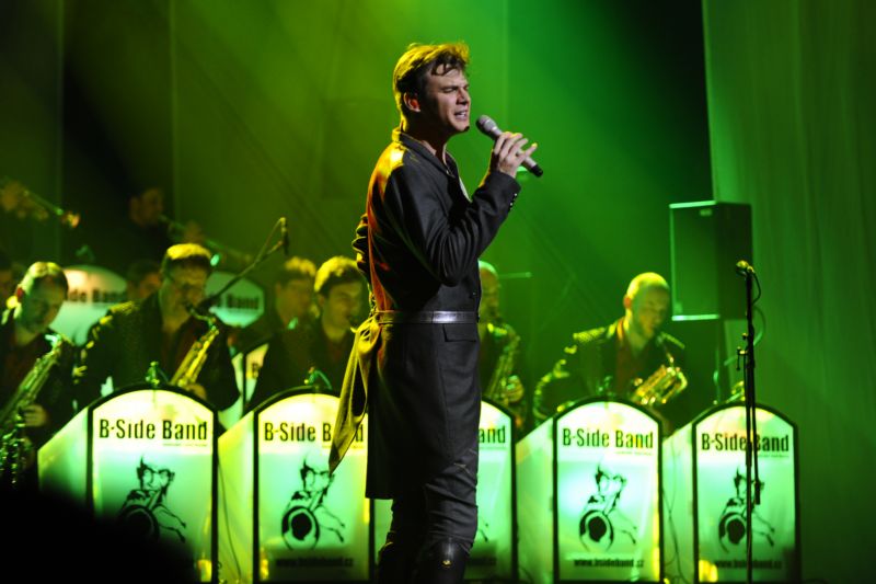 Orchestr B-Side a Vojtěch Dyk. 